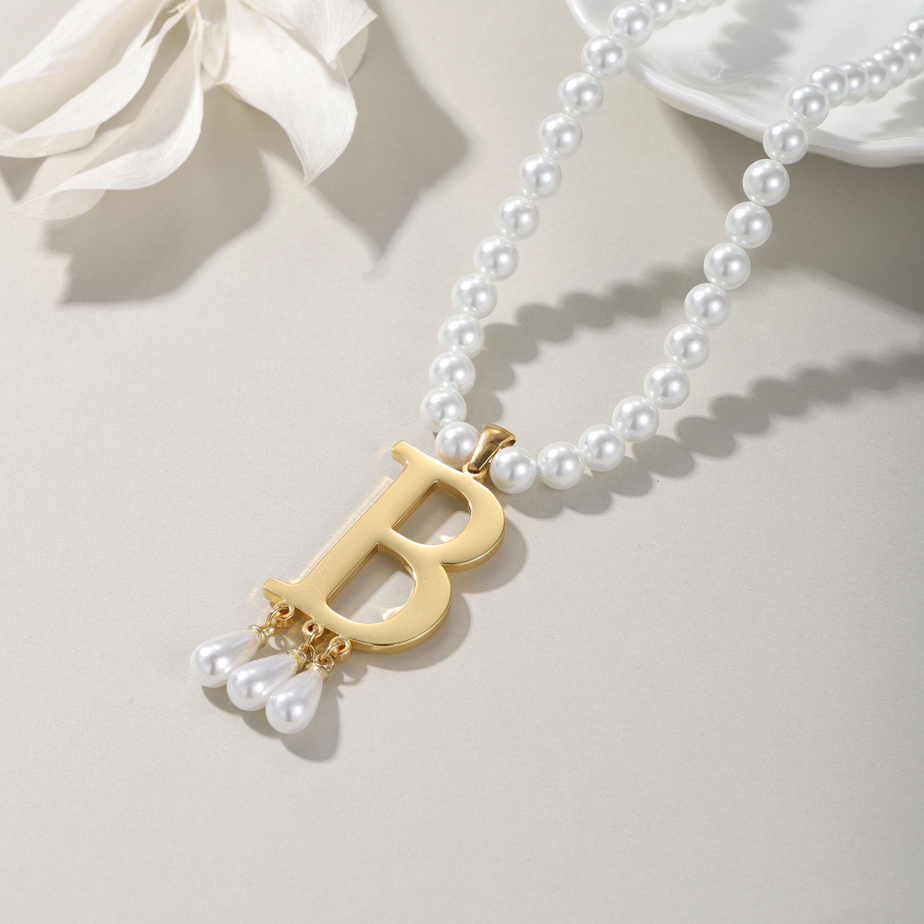 Customized Initial Pendant Lux - Pearl Trim Chain avis et prix