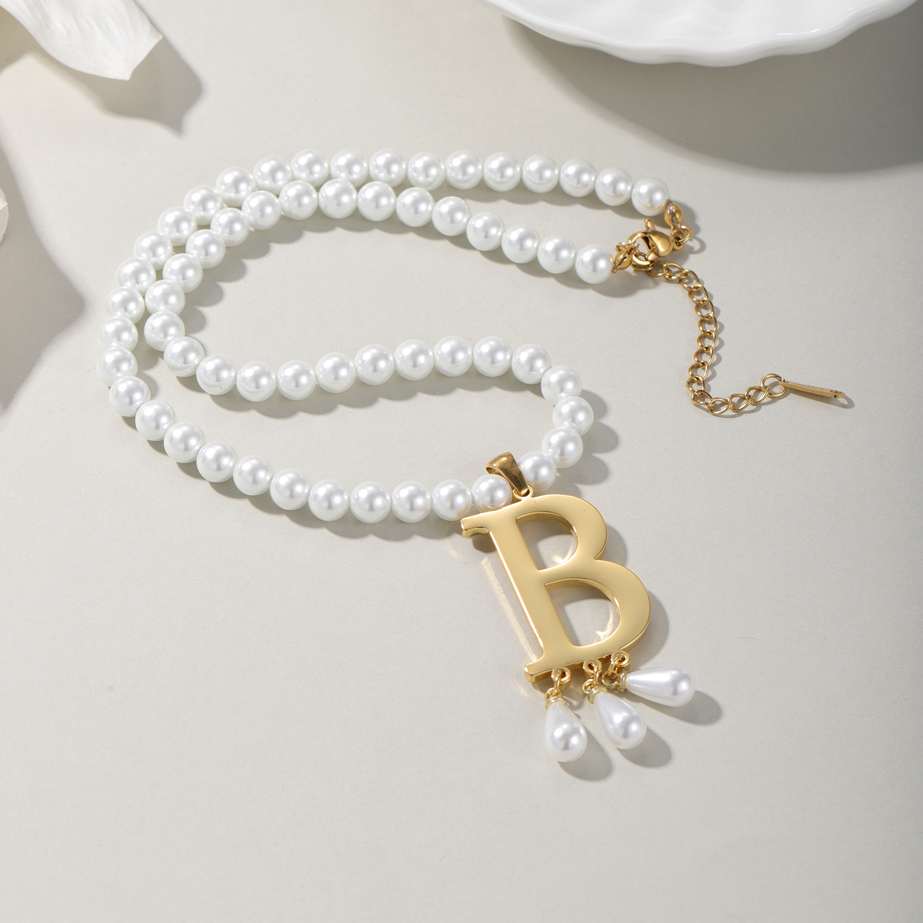 Customized Initial Pendant Lux - Pearl Trim Chain avis et prix